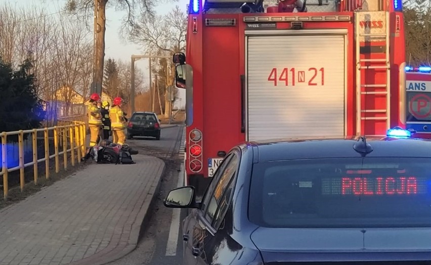 Spytkowo. Volkswagen Passat wjechał w motorowerzystę na DK 63. Jedna osoba trafiła do szpitala [ZDJĘCIA]