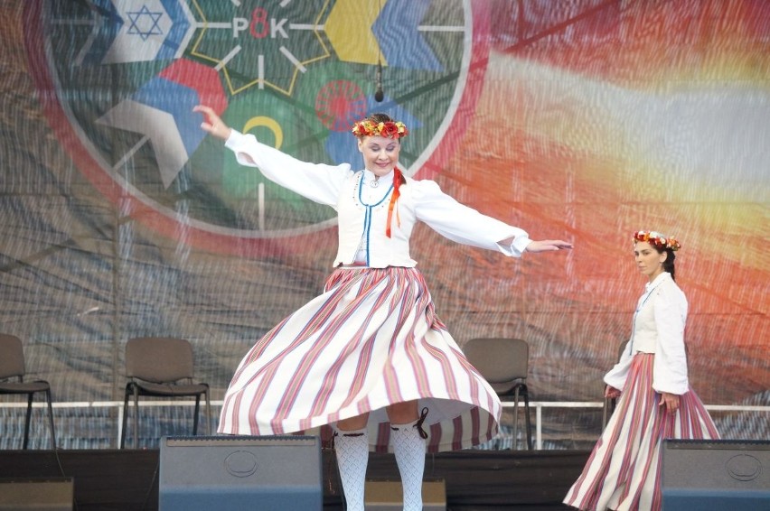 Łotewski Sprigulitis prezentował tańce ludowe, które ukazują...