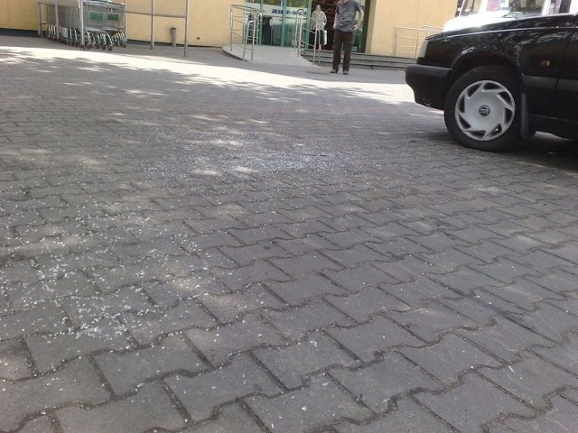 Na tym miejscu parkingowym przed sklepem Paluszek w Toruniu doszło do strzelaniny