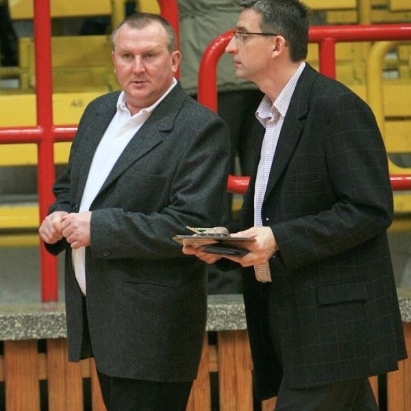 Bogdan Pamuła (z prawej) złożył rezygnację z funkcji trenera koszykarzy Stali Stalowa Wola, a prezes klubu, Leszek Kaczmarski (z lewej) szuka już nowego szkoleniowca.