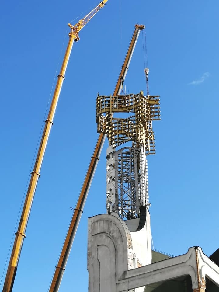 Grajewo. Trwa przebudowa wieży kościoła Matki Boskiej Nieustającej Pomocy. Zastąpi ją nadbudowa z krzyżem (zdjęcia)