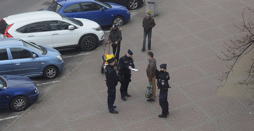 Policja w Stargardzie obserwuje, czy ludzie noszą maseczki. Nie kończy się na patrzeniu