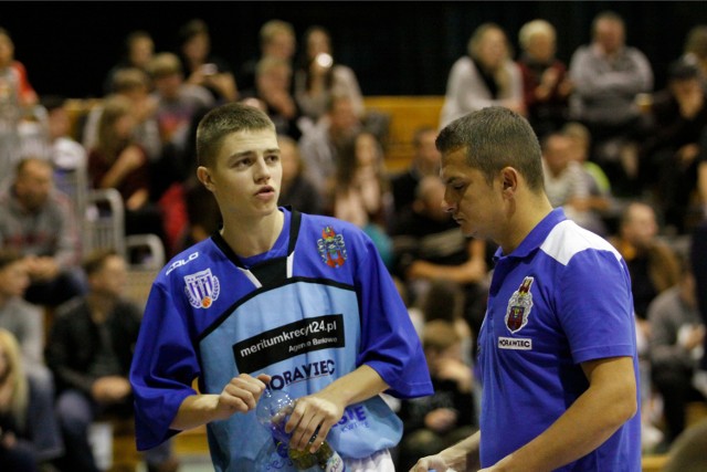 Młody rozgrywający prudnickiej drużyny Mateusz Moczulski (z lewej) oraz trener Pogoni Tomasz Michalak.