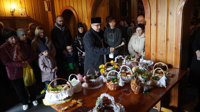 Wielka Sobota w Cerkwi Prawosławnej. Wierni tradycyjnie święcą pokarmy.