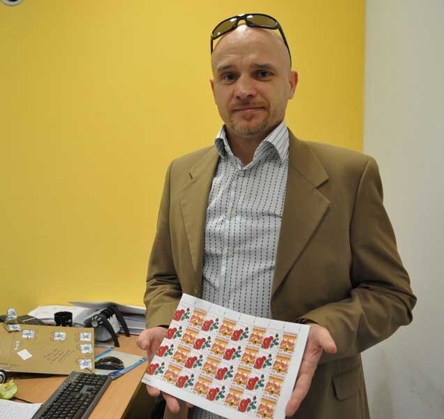 Tomasz Czuk z SAPiK-u prezentuje znaczki na jubileusz Szczecinka. Można je kupić w cenie 5 zł za sztukę (maksymalnie pięć) w SAPiK-u przy ulicy Wyszyńskiego. 