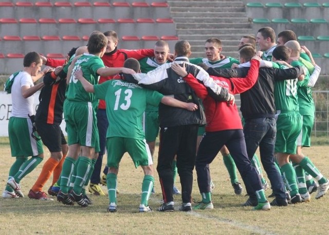 Tak cieszyli się piłkarze Orląt Kielce po pokonaniu trzecioligowej Wiernej Małogoszcz 3:1.
