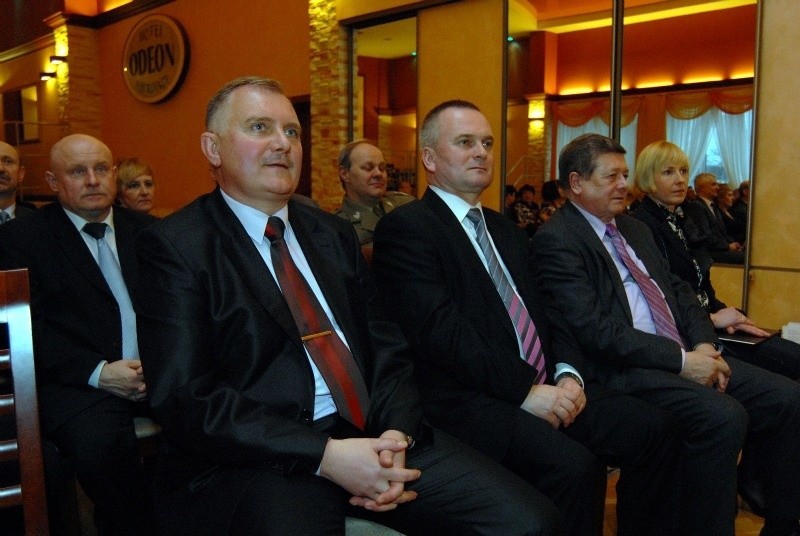 W pierwszym rzędzie od lewej: Jerzy Wiącek, prezes...