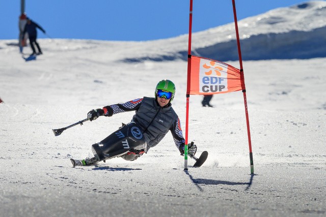 Igor Sikorski rywalizuje w grupie mono-ski (jazda w pozycji siedzącej)