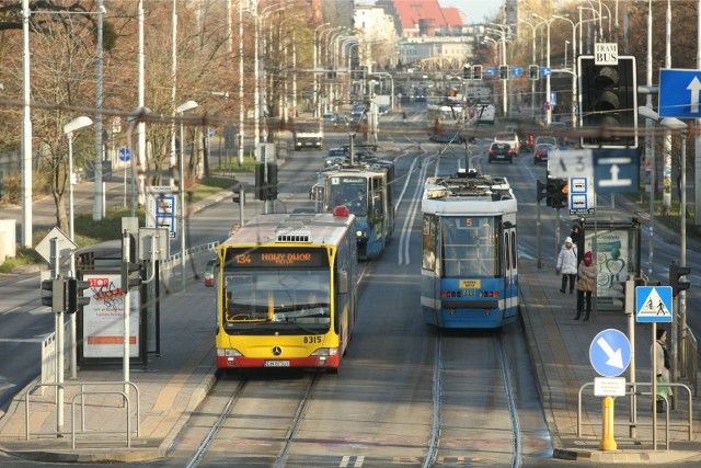 02.12.2013 wroclaw bus pas buspas ulica grabiszynska skrzyzowanie z oporowska komunikacja mpk autobus tramwaj ..gazeta wroclawska tomasz holod / polskapresse..