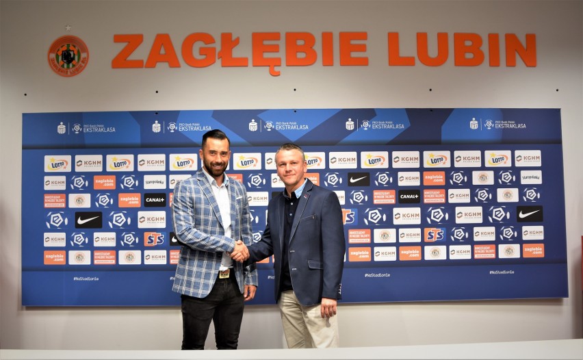 Adam Buczek (z prawej) i dyrektor sportowy Zagłębia Lubin...