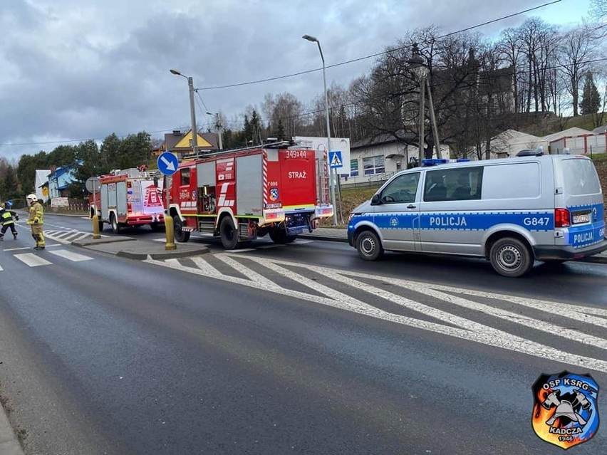 Sądecko - krakowskie starcie automobili na głównej drodze w dolinie Dunajca