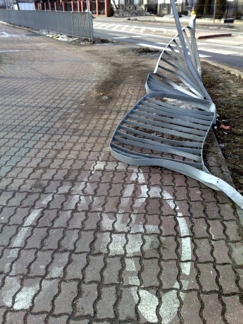 Barierka przed szkołą została zgnieciona przez rozpędzone bmw. Na szczęście w jej pobliżu nie było uczniów.