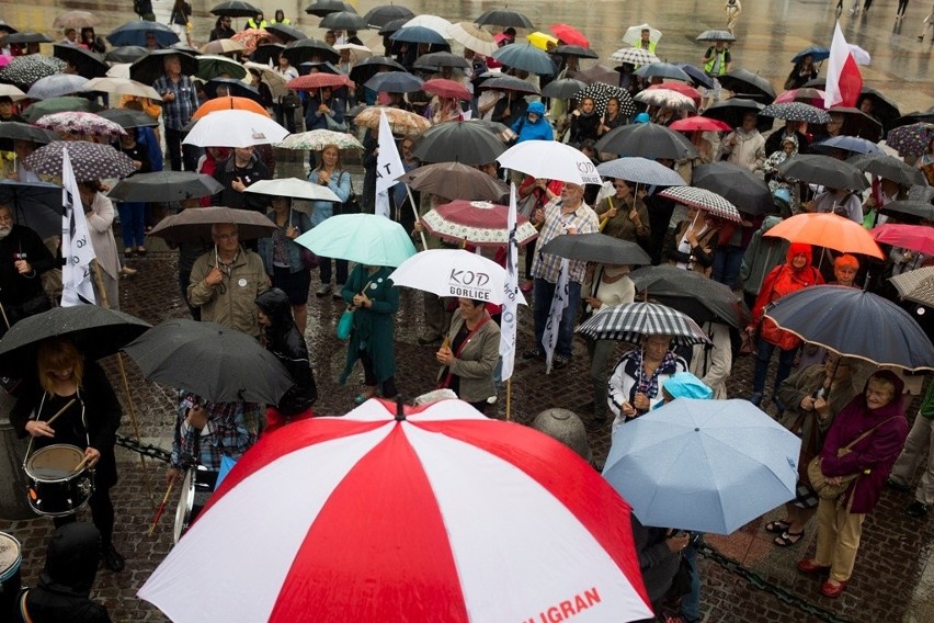 Manifestacja KOD w Krakowie podczas ulewy. Na prezydencie nie zostawili suchej nitki [WIDEO,ZDJĘCIA]