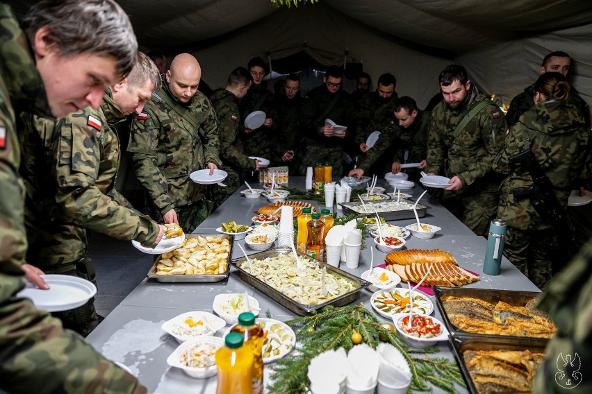 Pełniący służbę na granicy żołnierze WOT, zasiedli wspólnie przy wigilijnym stole (zdjęcia)                                                