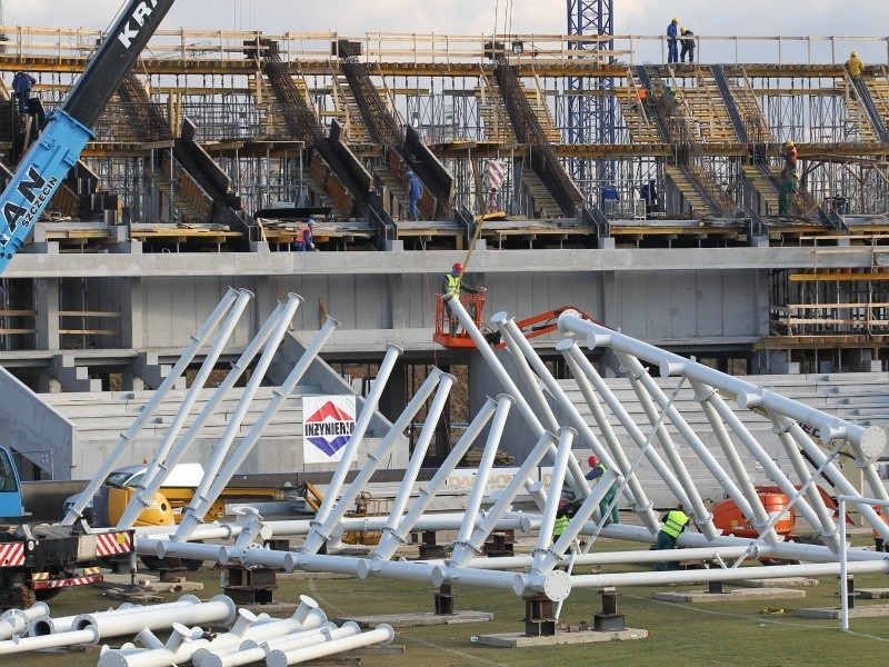 Montaż zadaszenia nowej trybuny na Stadionie Miejskim [ZDJĘCIA]