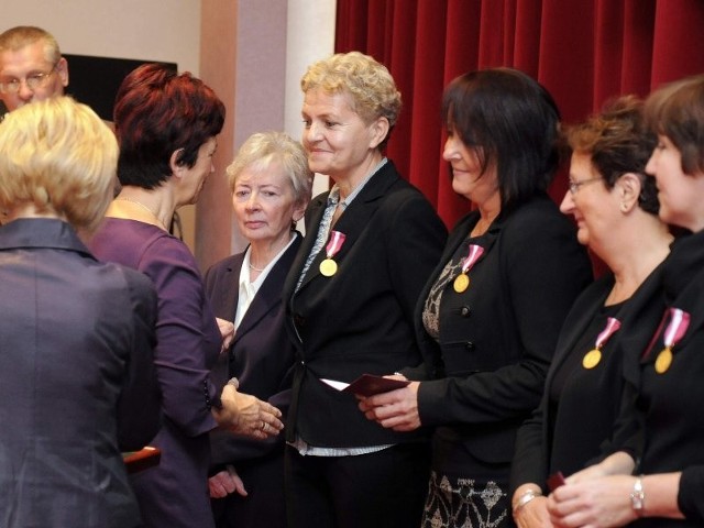 Danuta Raczkiewicz (druga od prawej) odznaczona Medalem Złotym za długoletnią służbę odbiera gratulacje od Ewy Mes, wojewody kujawsko pomorskiego