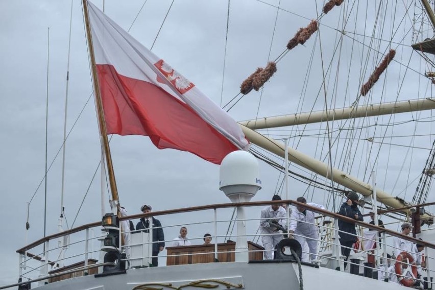 Dar Młodzieży wpłynął do portu w Gdyni