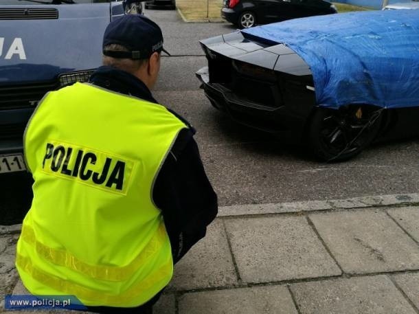 Porzucone lamborghini odnaleziono na ulicy Kapitulnej we...