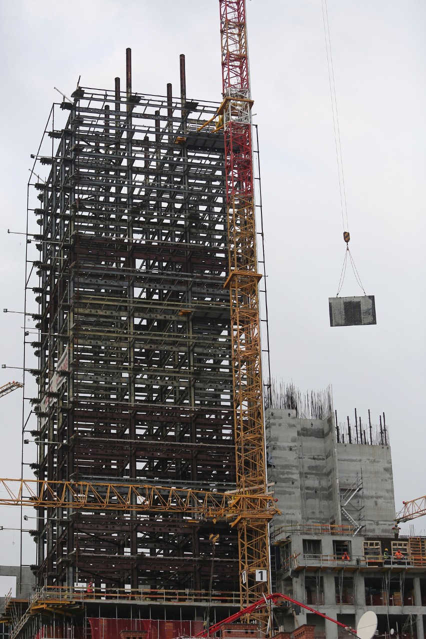 Szkieletor rośnie jak na drożdżach. Zima niestraszna budowlańcom