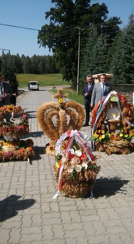 Podwójne dożynki w gminie Brody. Dwa sołectwa święciły swoje plony w kościele w Krynkach (ZDJĘCIA)