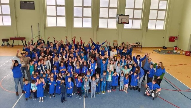 W obchodach Światowego Dnia Świadomości Autyzmu w szkole w Adamowie wzięli udział uczniowie i przedszkolaki z całej gminy Promna.