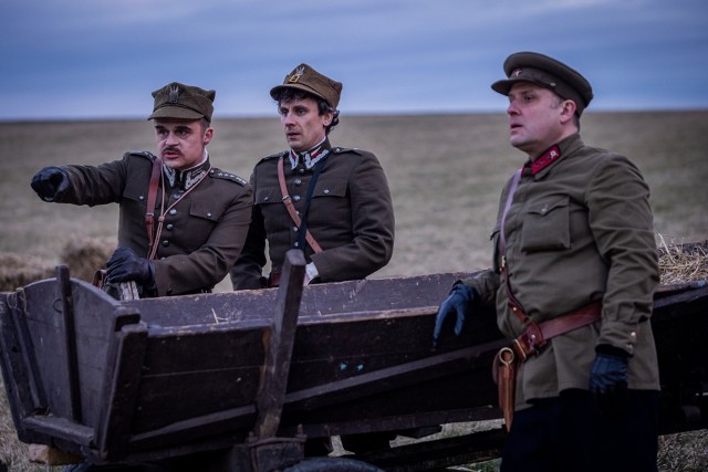 Ujęcia z dronów, wybuchy, a nawet… rekonstrukcja bitwy. "Minuta ciszy" produkcji CANAL+ jako pierwszy polski serial pokazuje kulisy pracy zakładów pogrzebowych, i to z wielkim rozmachem. Aby realistycznie pokazać szczegóły funkcjonowania branży funeralnej, część scen była kręcona w rzeczywistych lokacjach, takich jak hurtownia pogrzebowa i cmentarz, a na planie twórcom towarzyszył konsultant ds. ciał osób zmarłych.fot. P. Pączkowski / materiały prasowe CANAL+