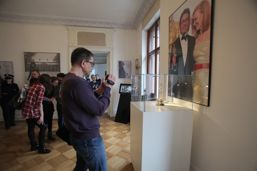 Oscar w Łodzi. Tłumy łodzian oglądały statuetkę w Muzeum Kinematografii [ZDJĘCIA]