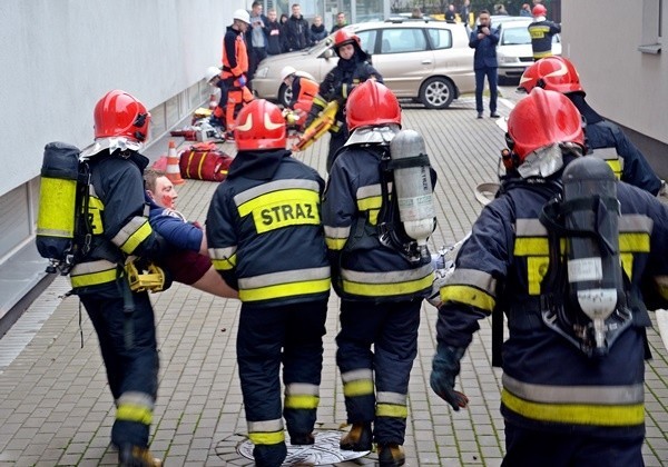 Wszystko przez pożar, który pojawił się w jednym z laboratoriów na Wydziale Politechnicznym. Z pożarem i dużym zadymieniem budynku walczyły trzy zastępy strażaków, a w akcji pomagali również studenci ratownictwa medycznego PWSZ w Suwałkach. 