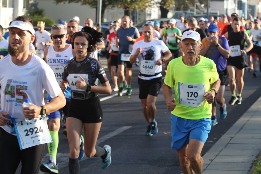 Zdjęcia z maratonu w Poznaniu 2018 - biegacze na pierwszym...