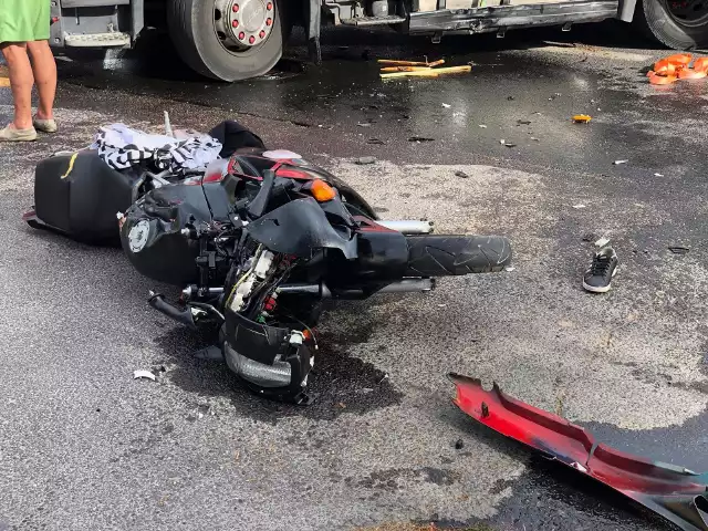 Poważny wypadek w Sępólnie Krajeńskim. Na ulicy Wojska Polskiego doszło do zderzenia motocyklisty z samochodem ciężarowym. Motocyklista trafił do szpitala.Droga w tym miejscu była zablokowana. Na miejscu pracowały wszystkie służby.