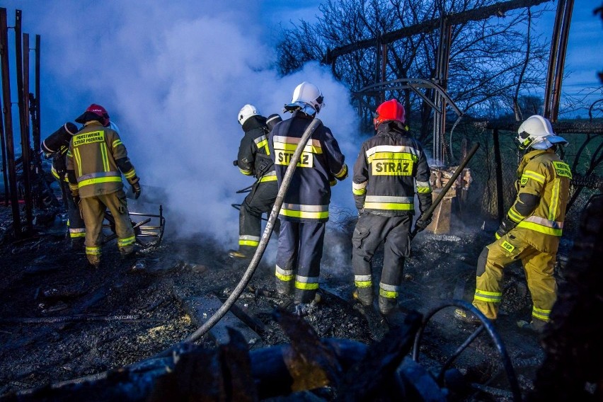 Poranny pożar w Prószkowie, płonie wiata magazynowa. Dziewięć jednostek w akcji
