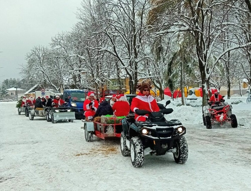 MotoMikołaje w Rudniku nad Sanem na kiermaszu bożonarodzeniowym. Przyszły tłumy mieszkańców. Zobacz zdjęcia
