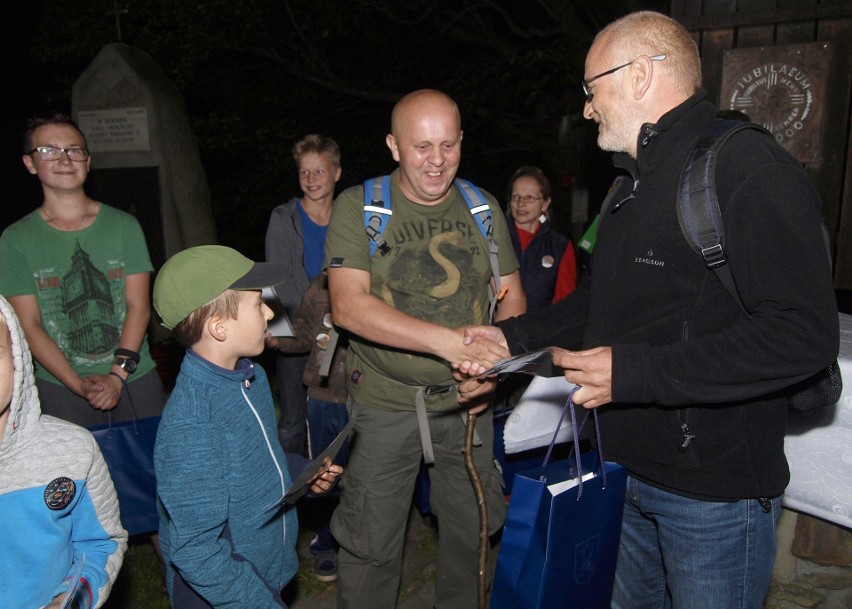 Odkryj Beskid Wyspowy. W sobotni wieczór wspięli się na Ćwilin, a w niedzielny poranek pokonali Łopusze Wschodnie