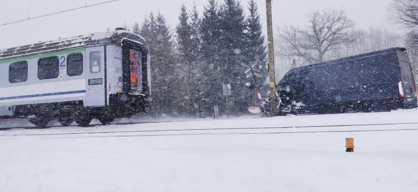 Zderzenie busa z pociągiem w Wałbrzychu 21.01.2023