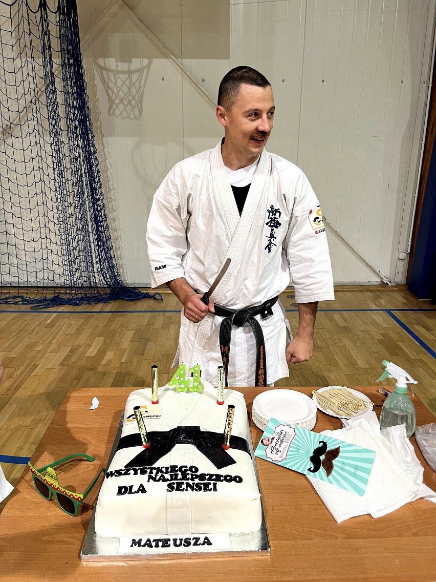 41. urodziny Mateusza Garbacza, cenionego trenera Koneckiego Klubu Karate Kyokushin. Był tort, życzenia i zbiórka dla chorego Bruna
