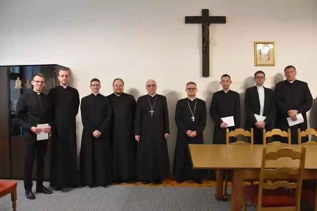 Ordynariusz diecezji toruńskiej biskup Wiesław Śmigiel (czwarty z prawej) i biskup pomocniczy Józef Szamocki z nominowanymi księżmi wikariuszami