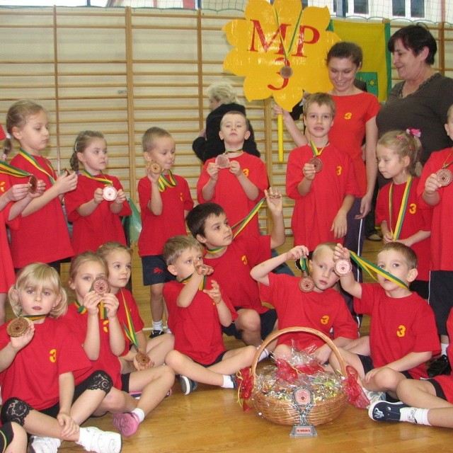 Młodzi sportowcy z Miejskiego Przedszkola Nr 3, mimo zajęcia trzeciego miejsca, byli bardzo dumni ze zdobytych medali.