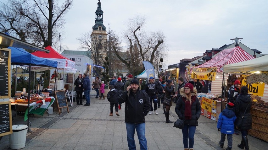 Kłobuck: Tłumy na otwarciu lodowiska i uruchomienia...