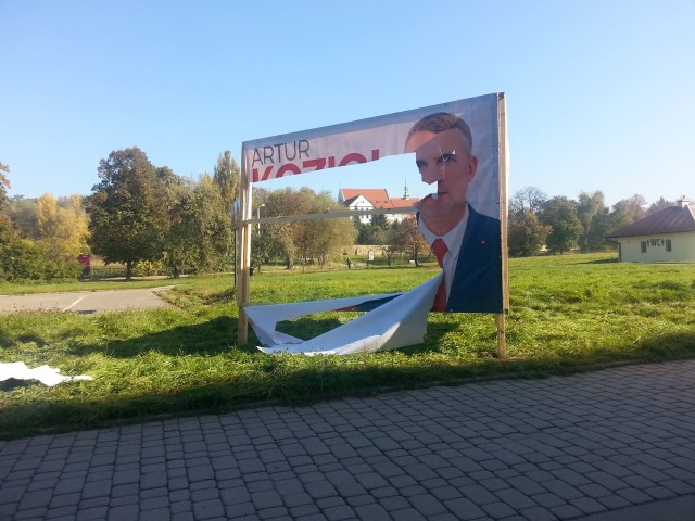 W Wieliczce zniszczono wiele materiałów wyborczych w nocy z 14 na 15 października