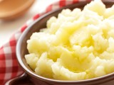 Puree ziemniaczane jest idealnym dodatkiem do obiadu, ale również szybkim, samodzielnym daniem. Jak je zrobić, by było kremowe i pyszne?