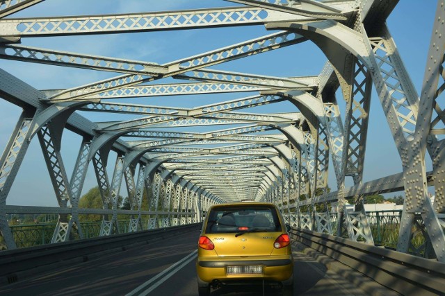 Znaczna część mieszkańców powiatu jarosławskiego korzysta dziś z jedynego mostu w mieście