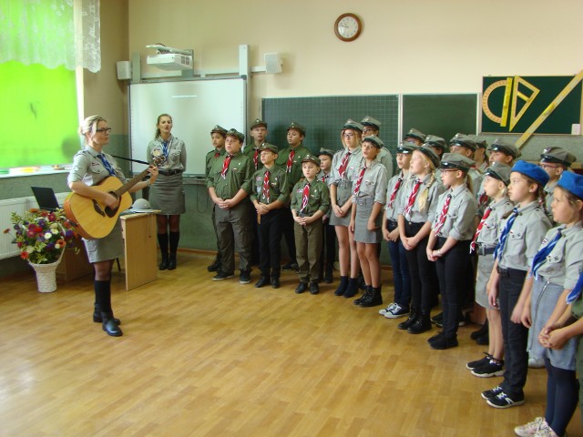 Jedna z wizyt studyjnych przypadła w Szkole Podstawowej w Wałdowie, gdzie zaprezentowali się harcerze, zuchy oraz chór