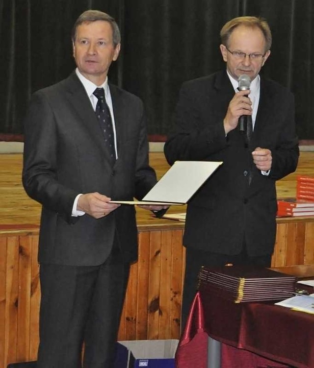 Marian Grzegorzek (z lewej) złoży w poniedziałek, 13 grudnia uroczyste ślubowanie i zostanie ponownie wójtem gminy Gorzyce.