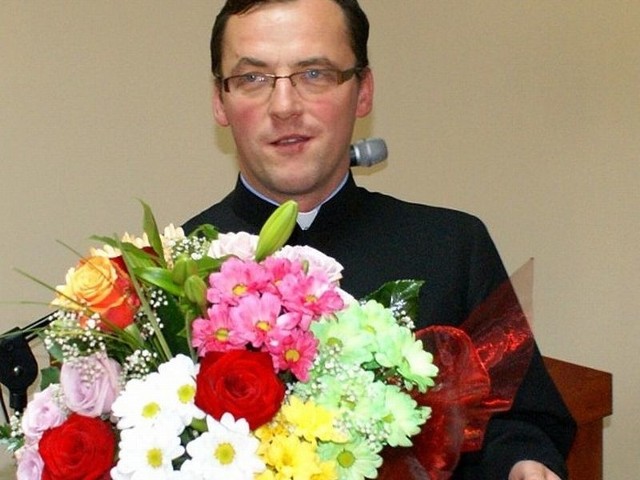 W podziękowaniu za dobrą współpracę z gminą i działalność społeczną na rzecz osób potrzebujących ksiądz Leszek Leszczyński otrzymał kwiaty i upominki.