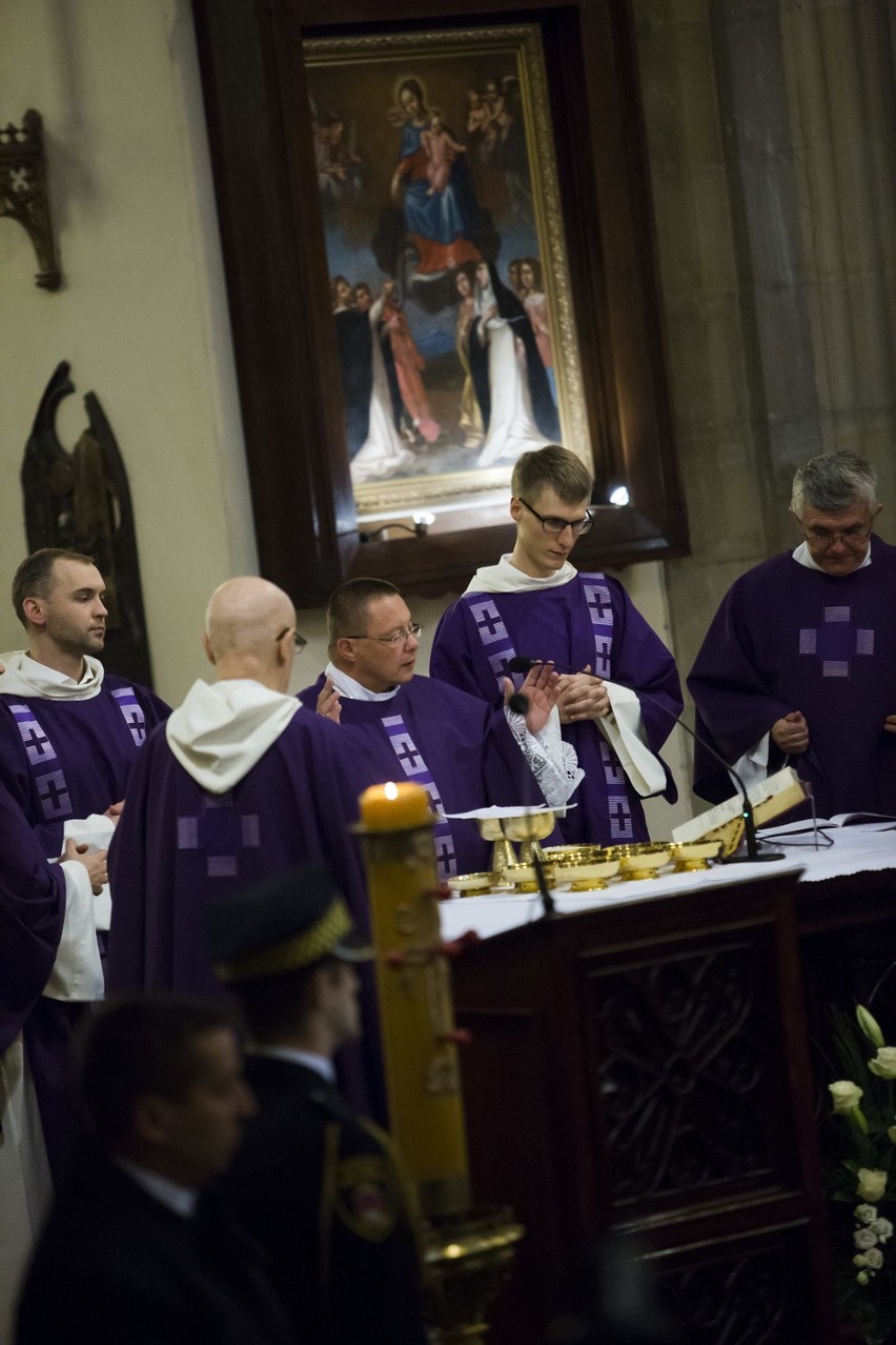 Pogrzeb Andrzeja Wajdy: uroczystości w bazylice ojców...