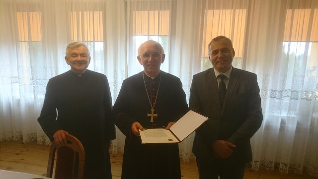 Od lewej: proboszcz jastrzębskiej parafii Zbigniew Tuchowski, ksiądz arcybiskup Wacław Depo i wójt gminy Andrzej Bracha.