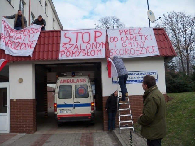 Nyscy ratownicy nie poddali się jeszcze. W szpitalu trwa akcja protestacyjna.