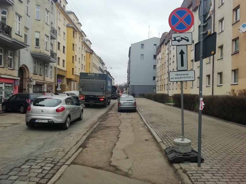 Budowlańcy postawili znaki zakazu zanim dostali na to...