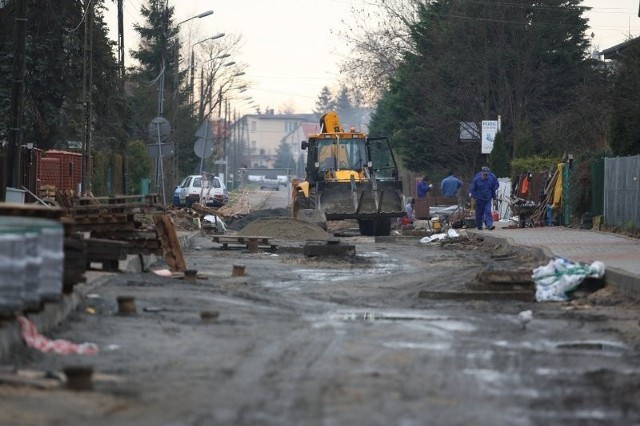 Prace prowadzi firma ze Szczecina. Robotnicy mówią, że w styczniu będzie już nowa jezdnia.