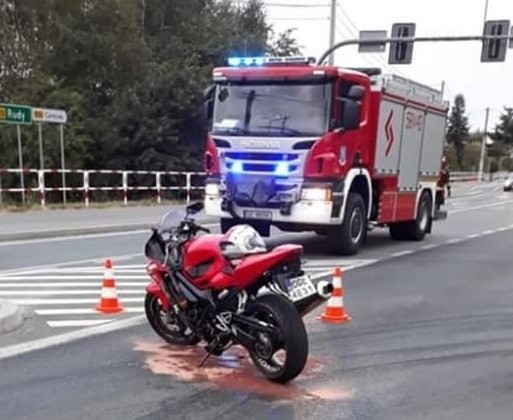 Motocyklista spowodował kolizję w Rybniku. Ukrył się za...